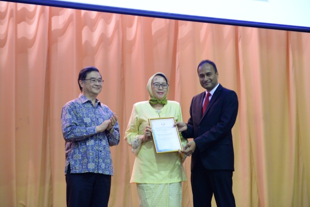 Dato' R. Rajendran presenting award to Prof. Dato’ Dr. Rahmah Binti Mohamed